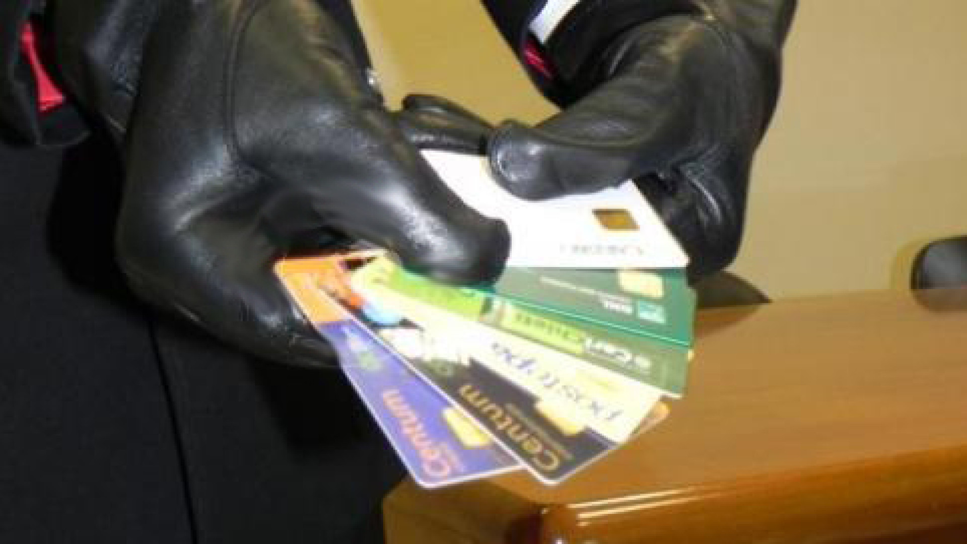 Clonatore "seriale" di carte di credito, acquisti on line per migliaia di euro