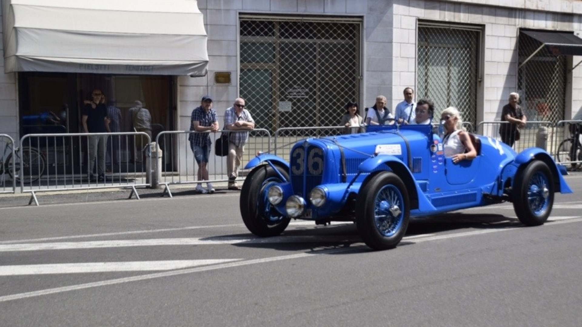 Le Ferrari di un tempo rapiscono i piacentini: le foto dal circuito