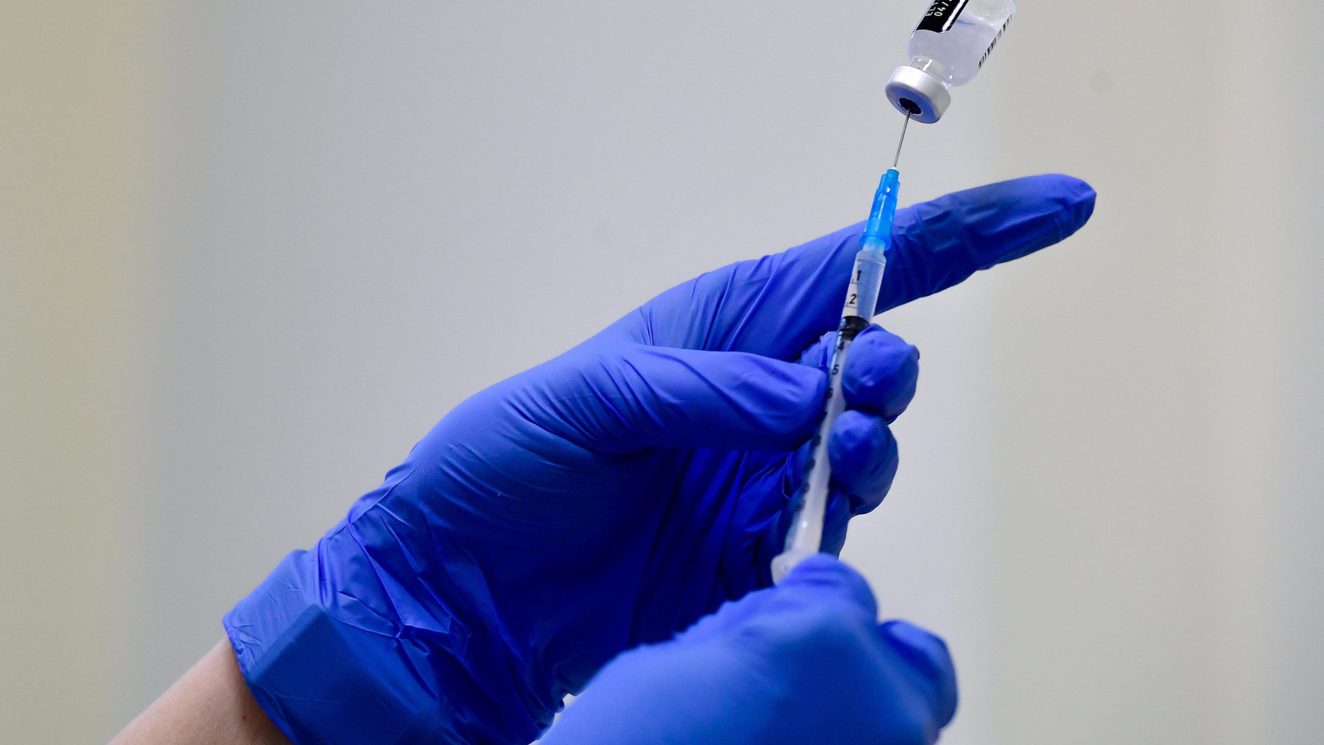 Medici e vaccino al personale scolastico, per ora nessun appuntamento