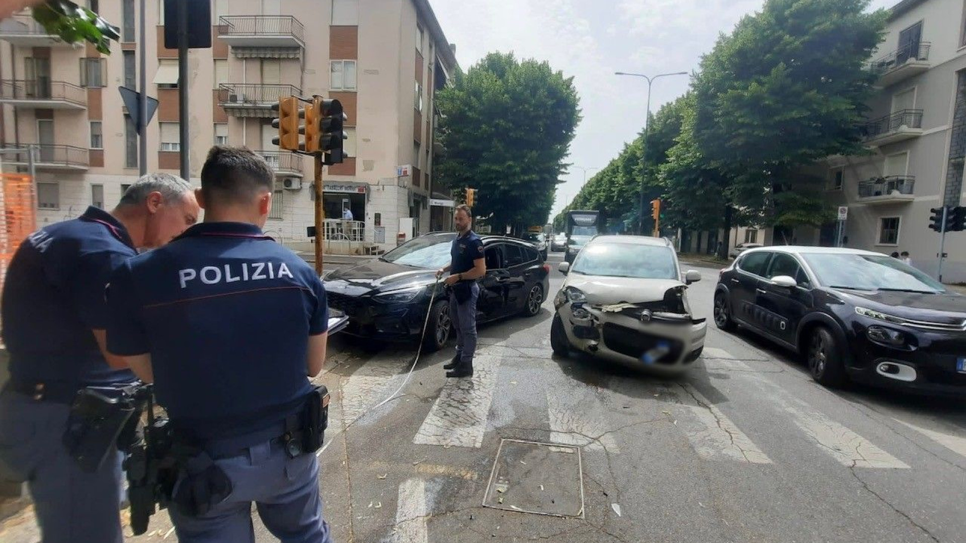 Incidente all'incrocio tra via Morigi e via Cella. "Semaforo nascosto dai tigli"