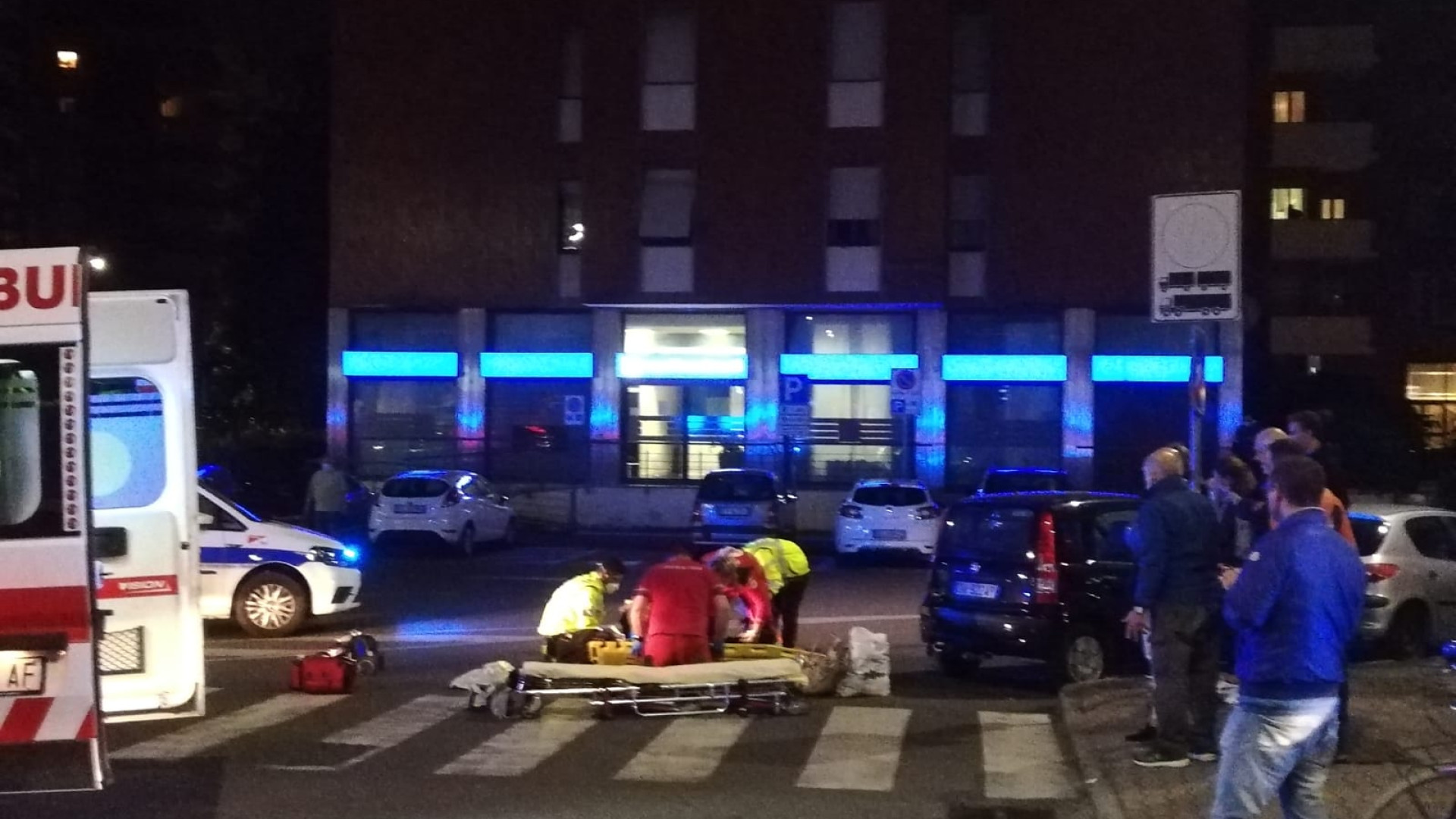 Falciati sulle strisce pedonali da un’auto, due pedoni al pronto soccorso