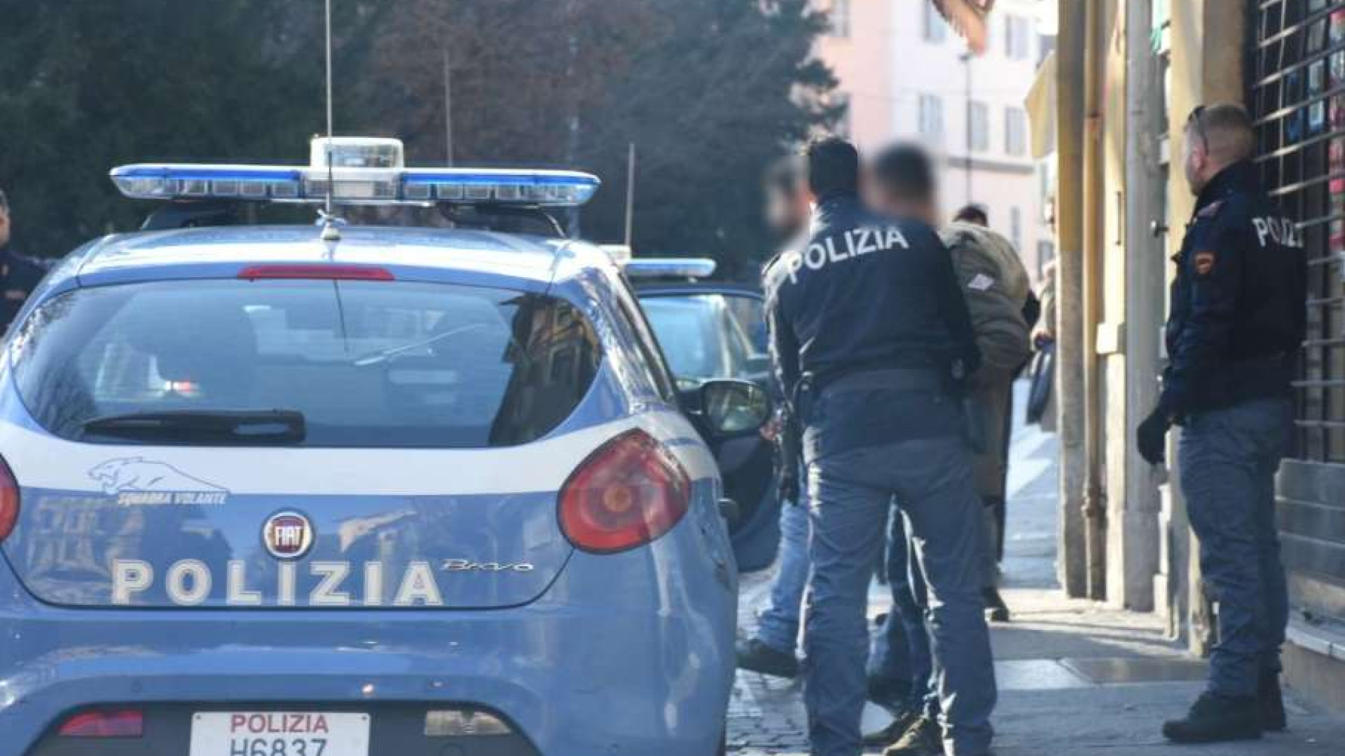 Schiaffi a una ragazza, botte a un cameriere e a un agente, anca rotta a un anziano: arrestato