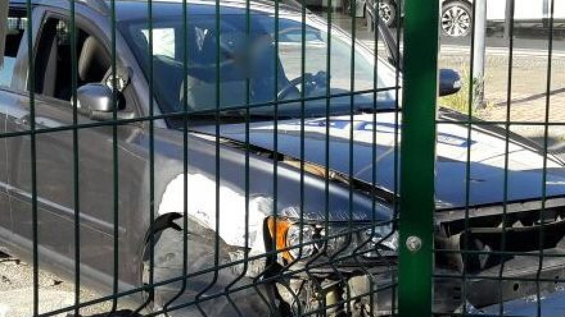 Baia del Re: auto si schianta contro un muretto vicino al parco giochi affollato