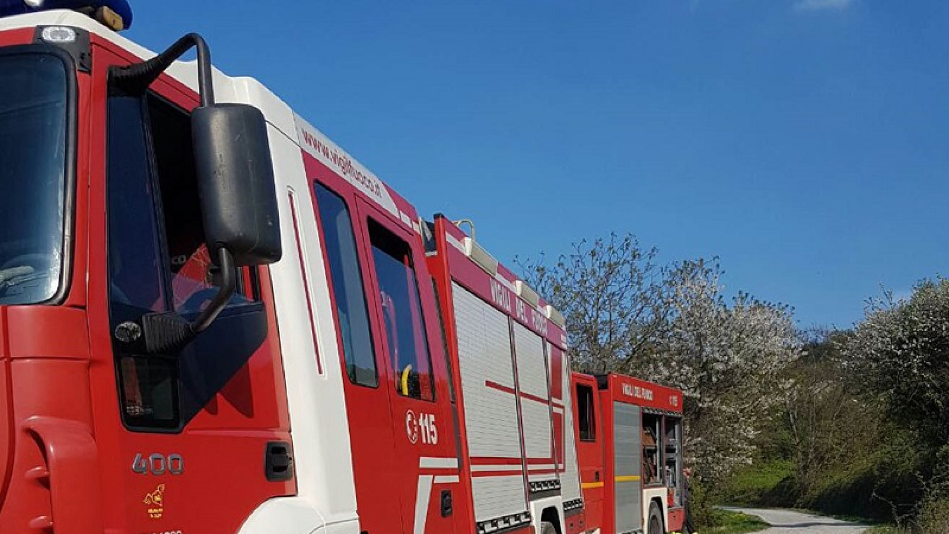Cede il terreno e il macchinario si ribalta, 47enne illeso a Cadeo