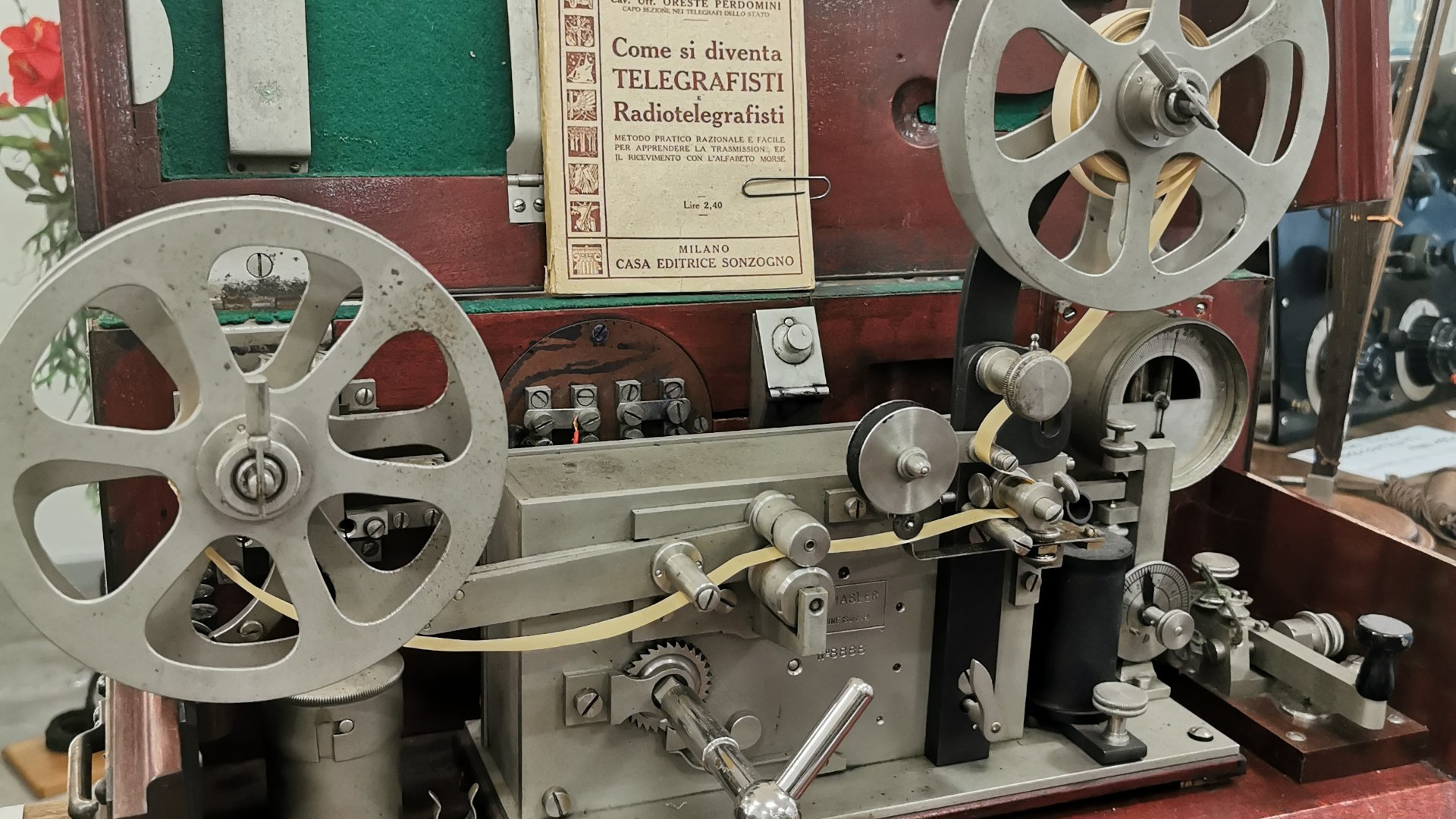 A Fiorenzuola il negozio diventa un museo: telegrafi e radio nella mostra di Rino
