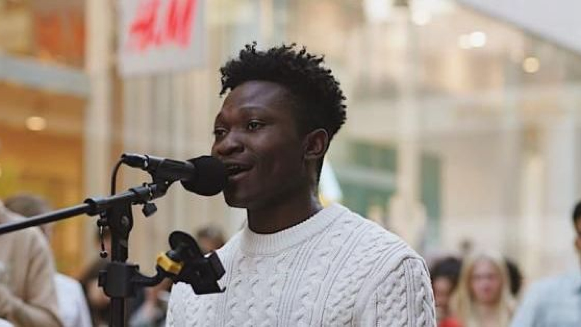 Jonah incanta i passanti con la voce: “Dal barcone alla musica, la mia rinascita"