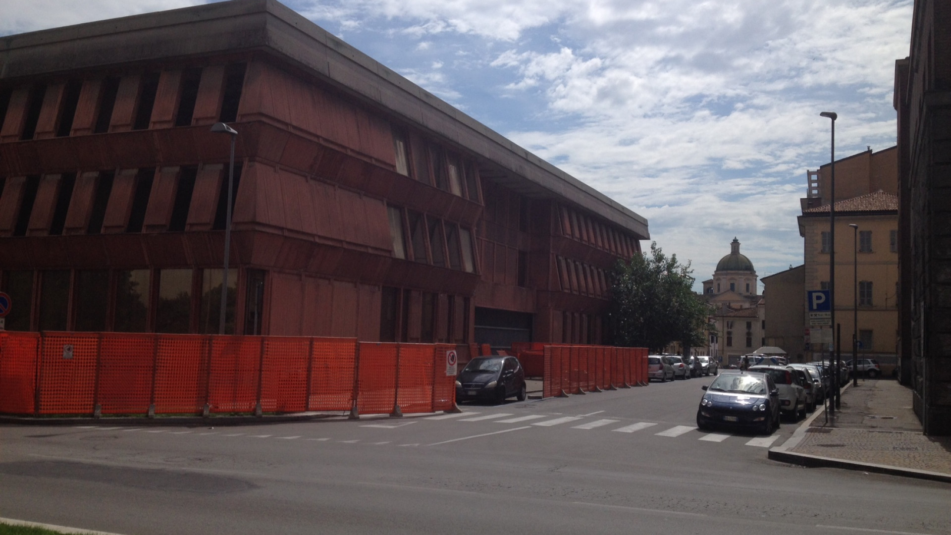 Palazzo ex Enel, area transennata. Mercoledì parte la demolizione del tetto