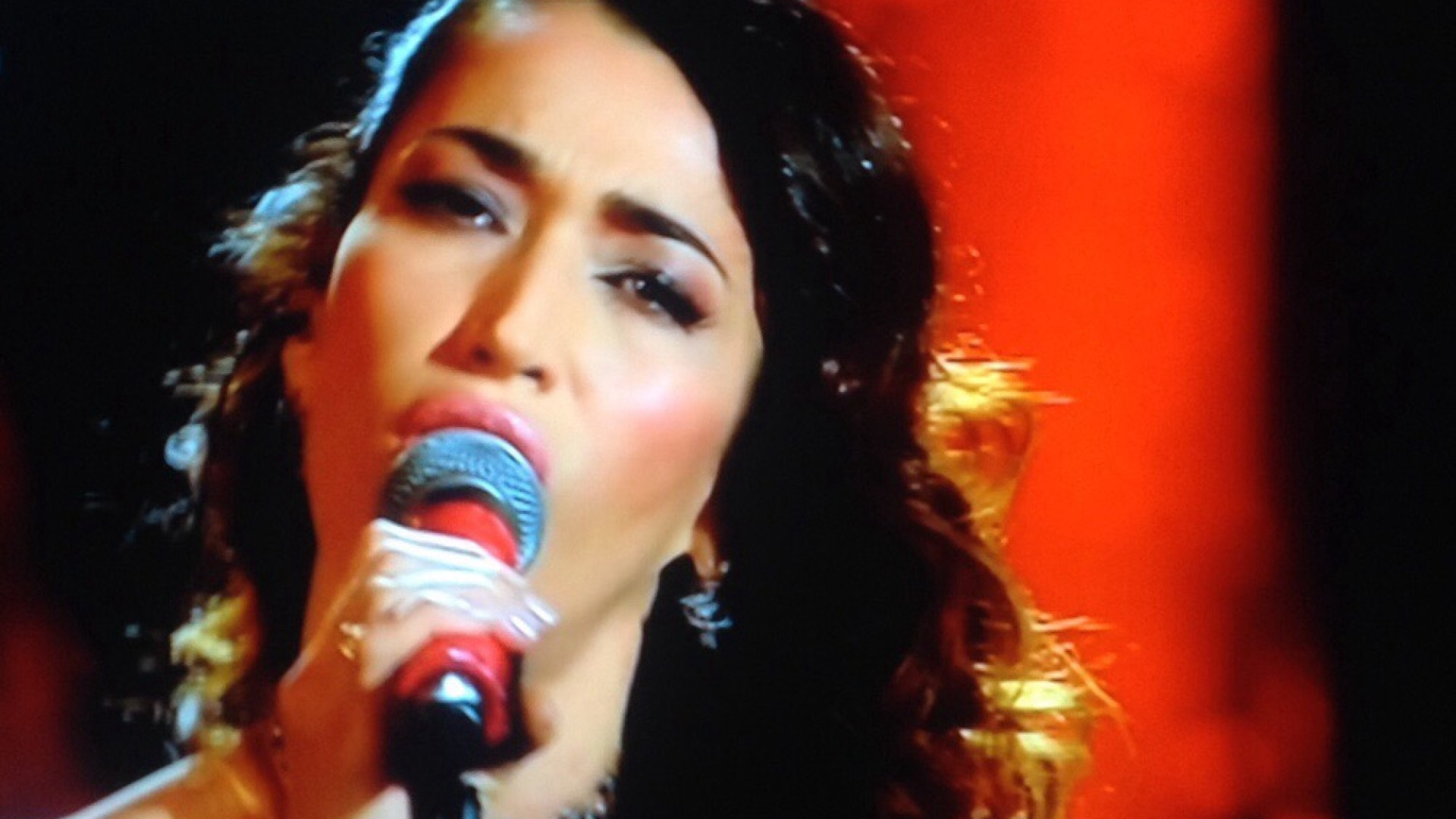 Al Festival altro pieno di applausi per Nina Zilli, ma i giornalisti la bocciano