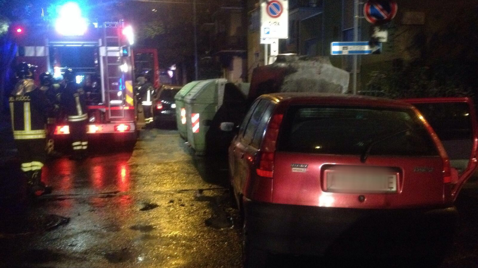 Paura in via Rogerio: auto in transito si infiamma, arrivano i vigili del fuoco