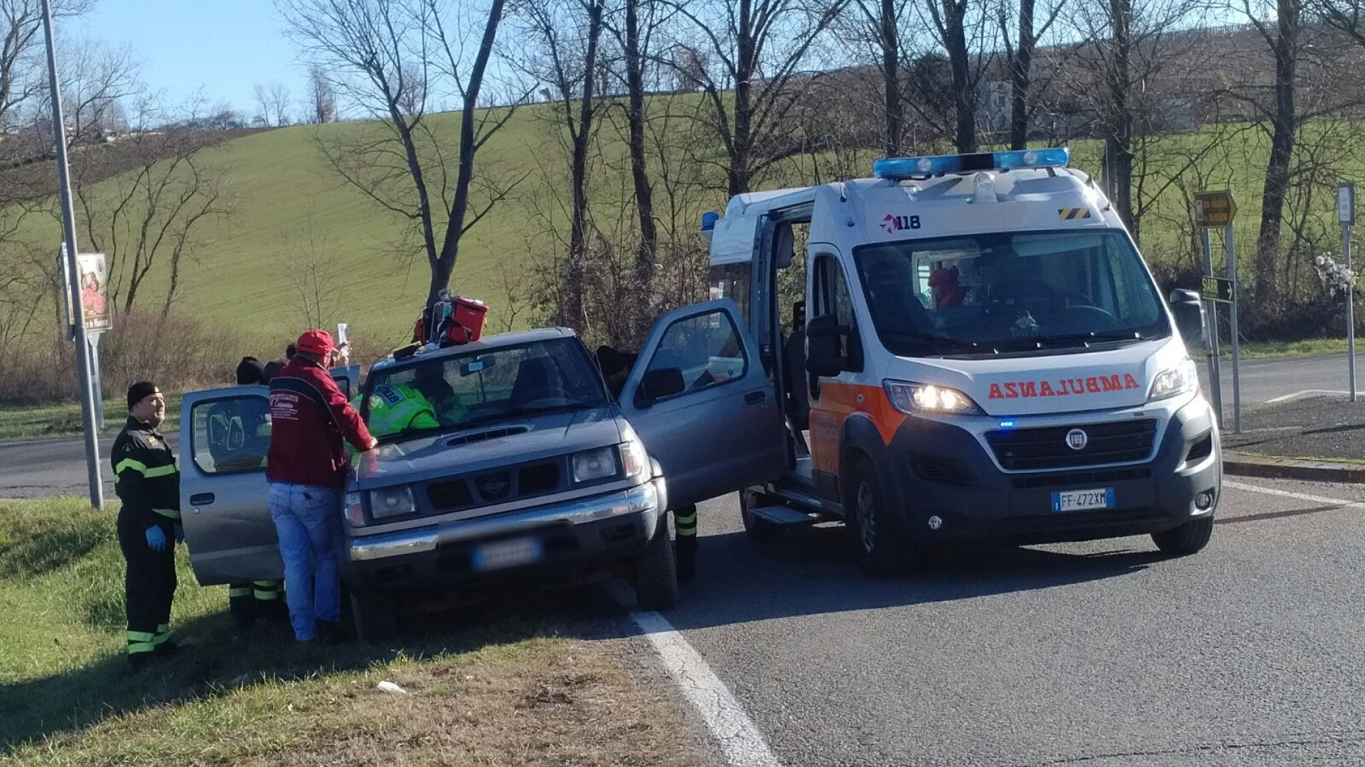 Cade da un albero mentre taglia alcuni rami: sessantenne in condizioni molto gravi