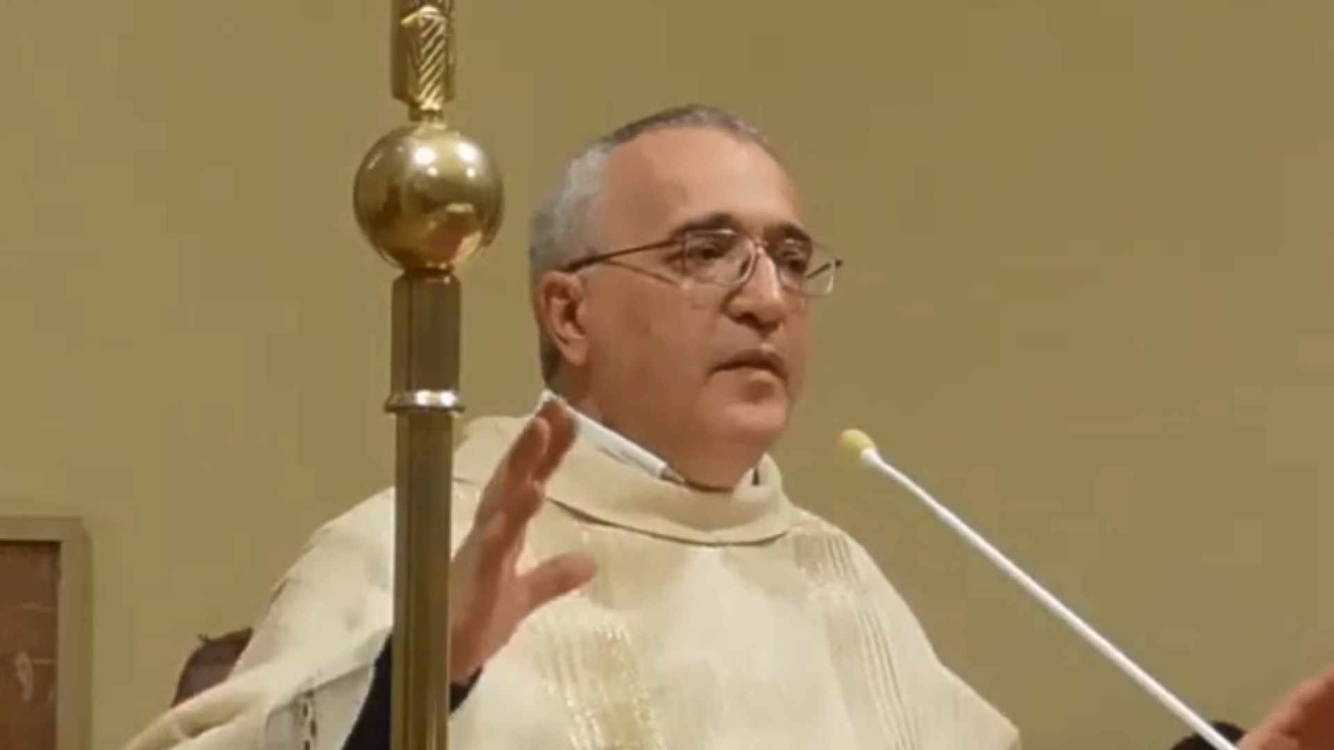 "Gli astemi non vanno in paradiso": l'omelia di don Cesena diventa virale