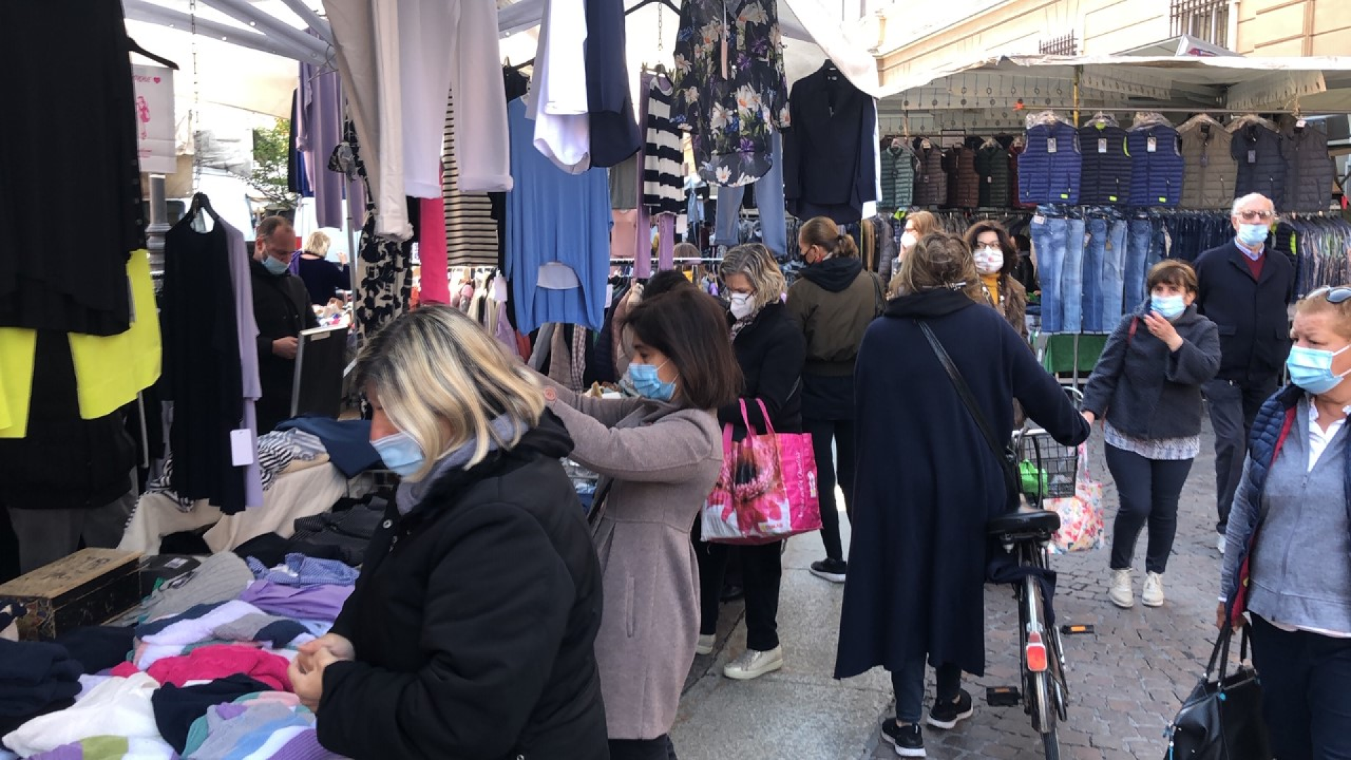 In centro è tornato il mercato. Gli ambulanti: "Settore in crisi dopo un mese di stop"