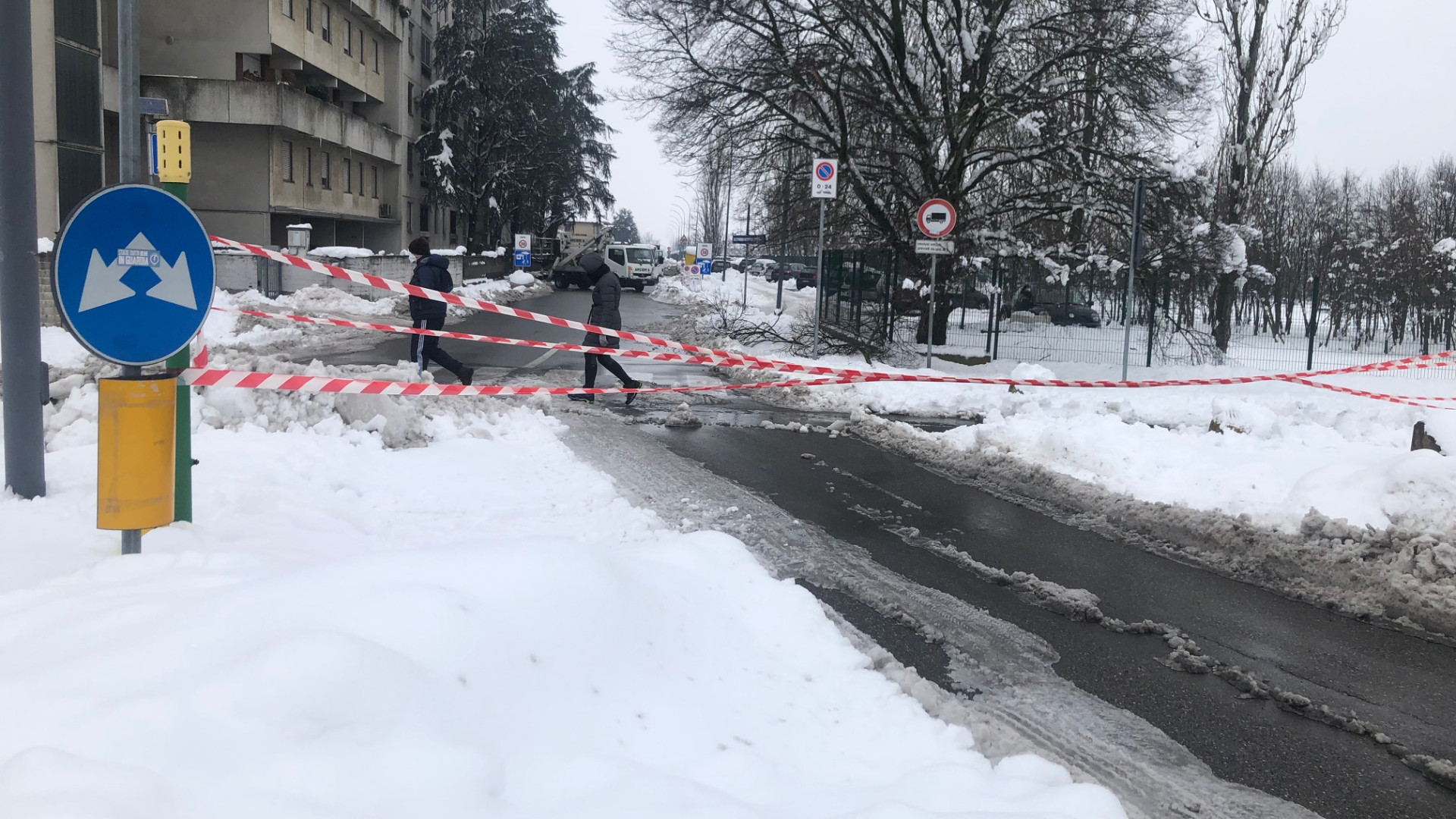 In città la neve raddoppia gli interventi della Municipale: strade sbarrate e auto rotte