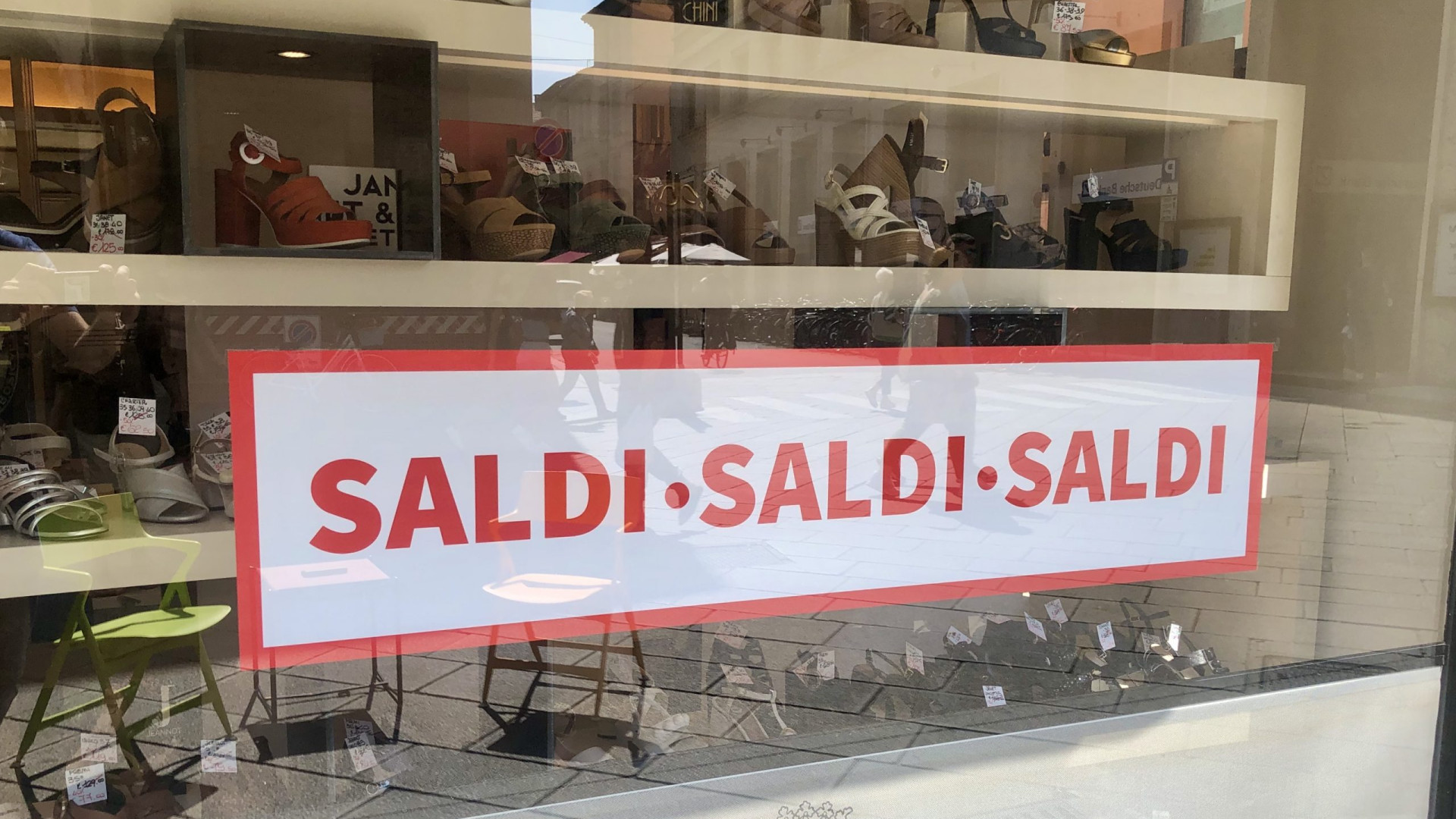 Partiti i saldi estivi, i commercianti divisi tra speranza e rassegnazione