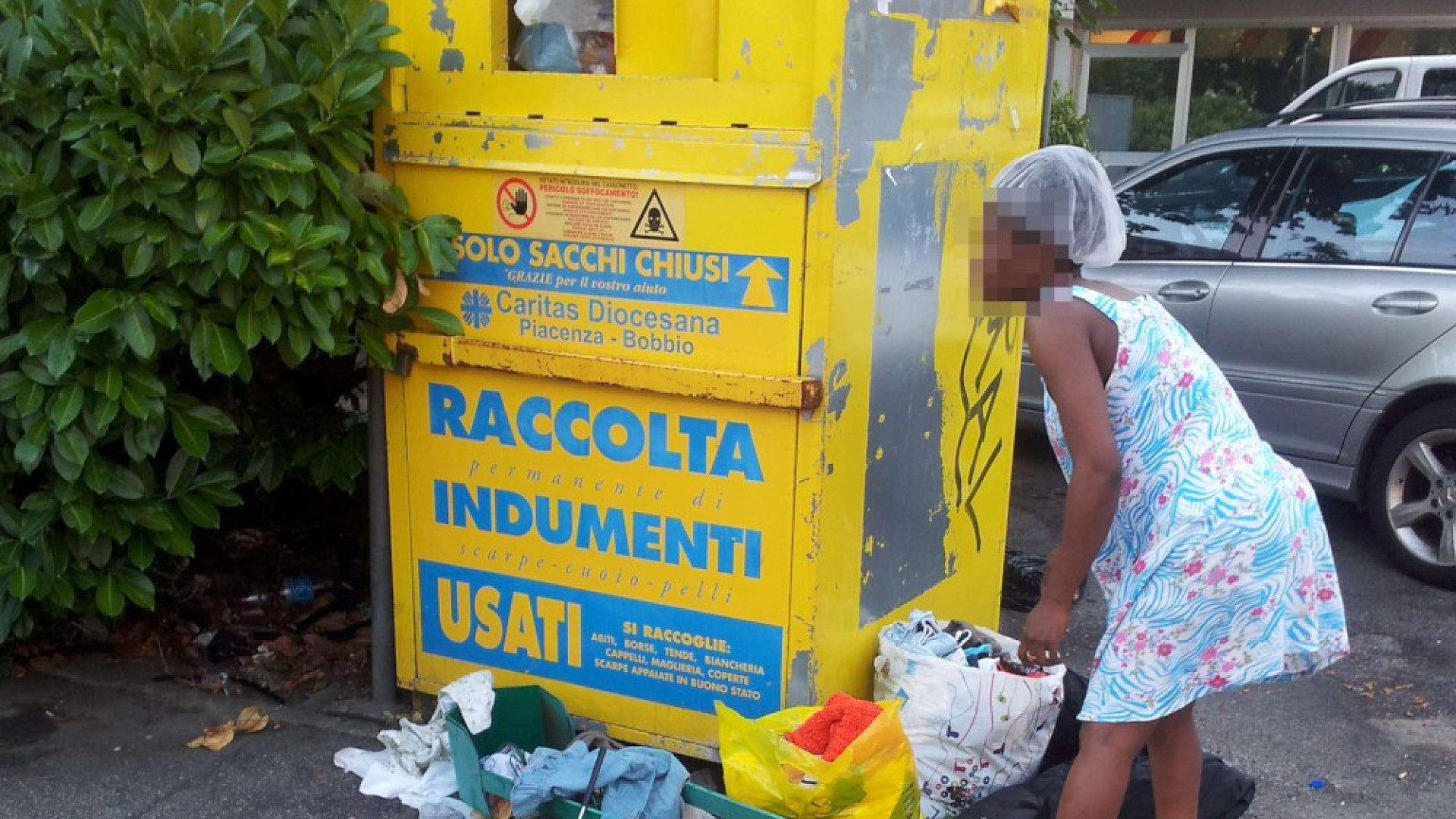 Furti nei cassonetti Caritas, l'allarme: "Fenomeno in aumento"