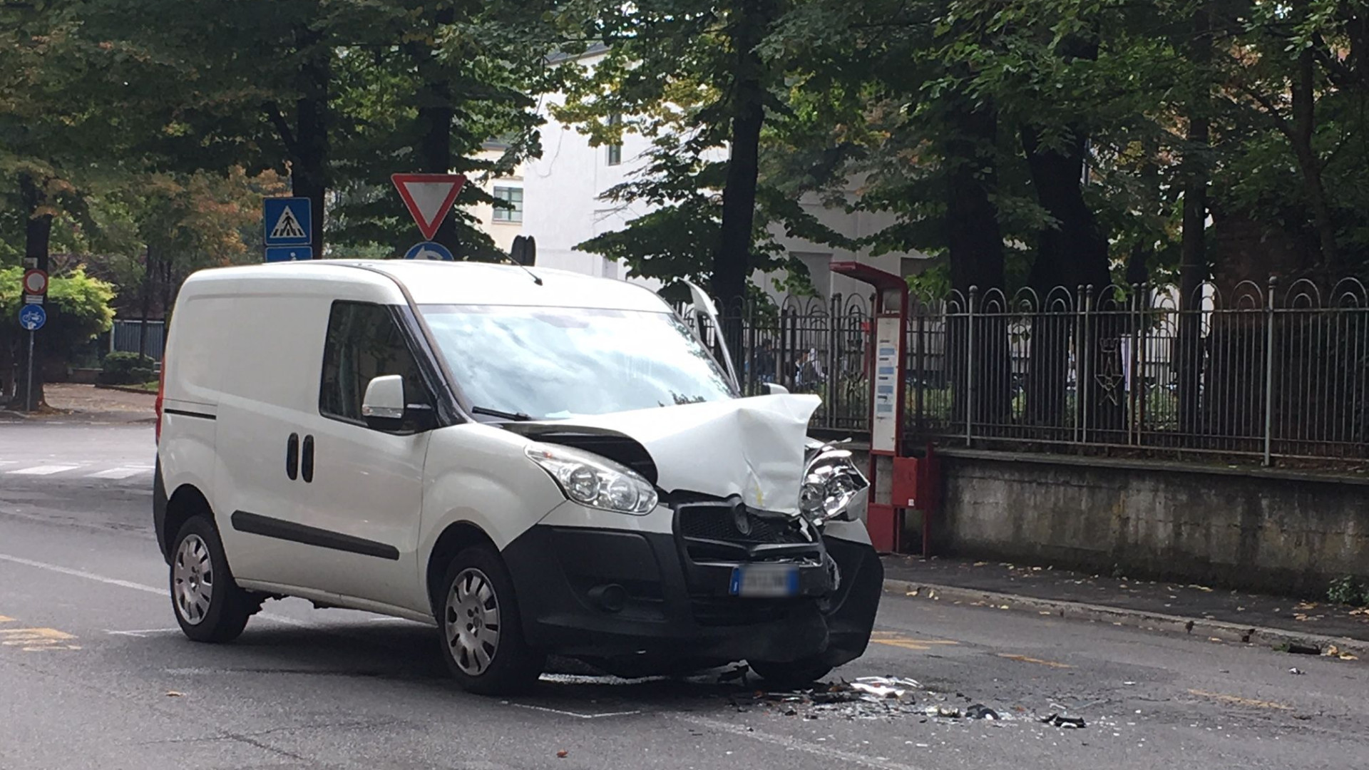 Frontale tra un furgoncino e un mezzo pesante: traffico in tilt