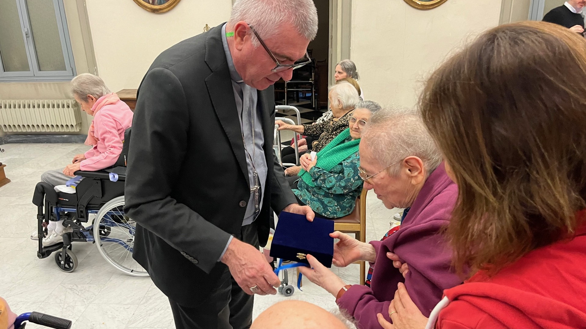 Il vescovo Cevolotto in visita a Villa Ghiberti, nell'ex Maruffi 70 ospiti anziani