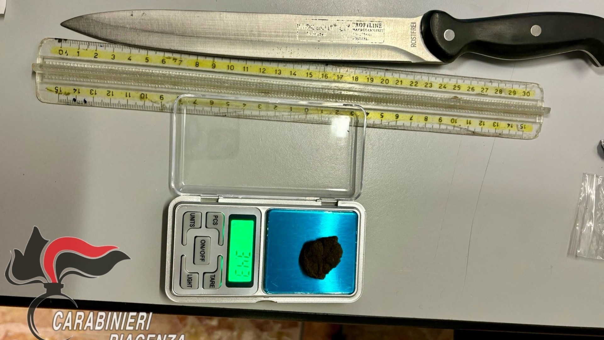 Droga e coltelli in tasca, denunciati due giovani a Fiorenzuola e Castello