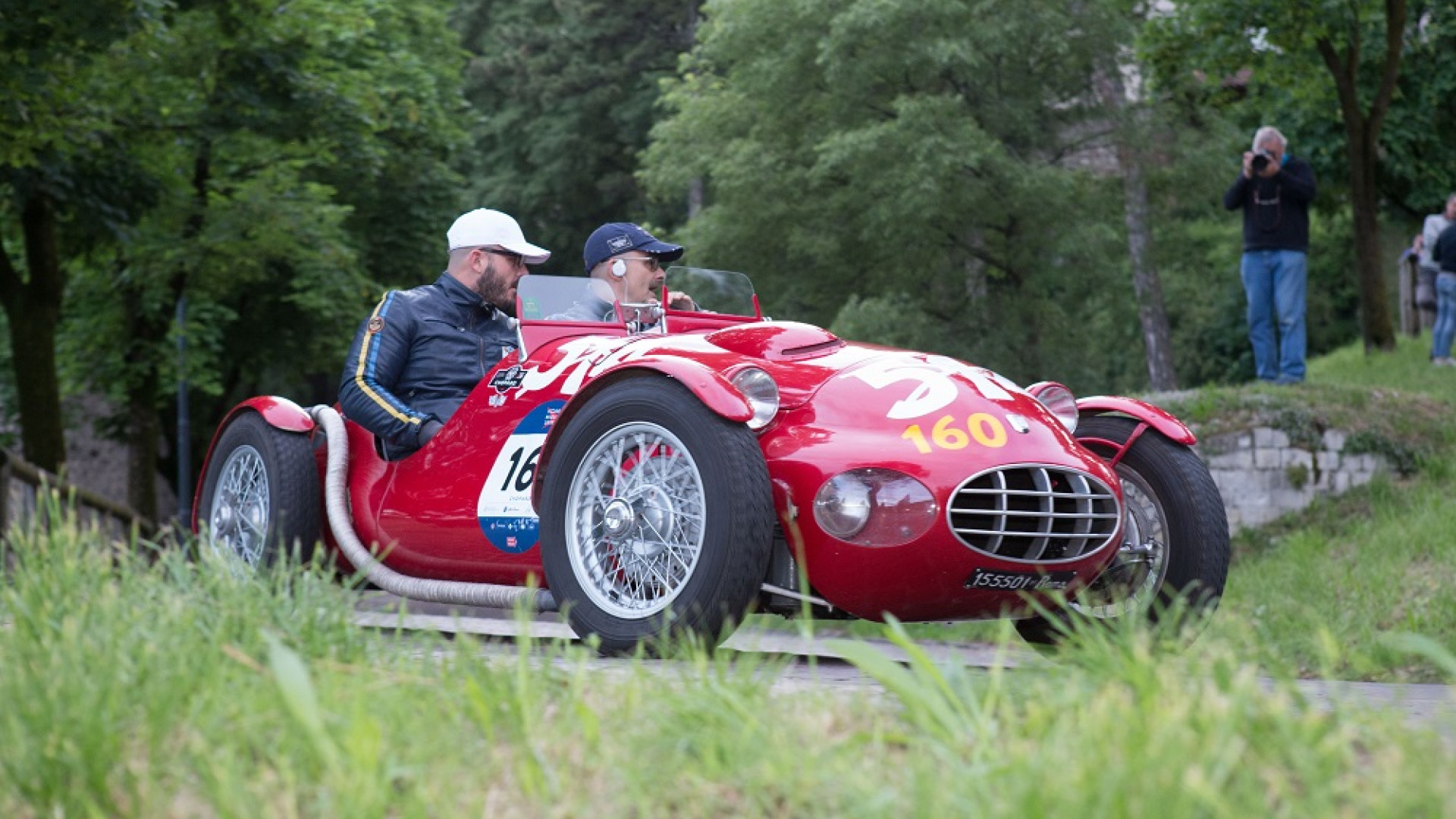 Mille Miglia nel Piacentino, poliziotto tampona Ferrari d'epoca a Fiorenzuola