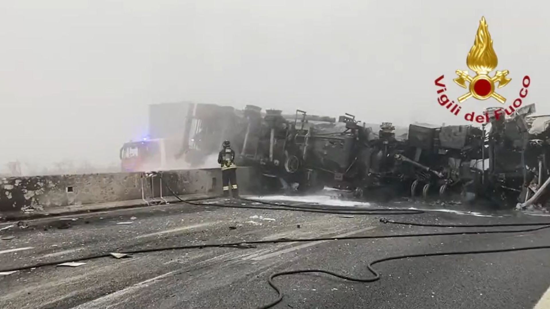 Autostrada A1, cisterna in fiamme a Lodi. Entrata chiusa a Piacenza Sud