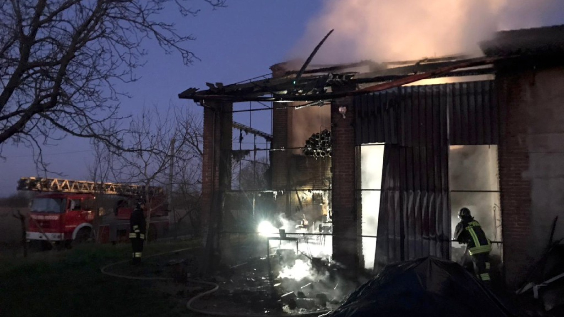 Rogo in un cascinale a Chiavenna Landi: distrutto un portico, salva la casa