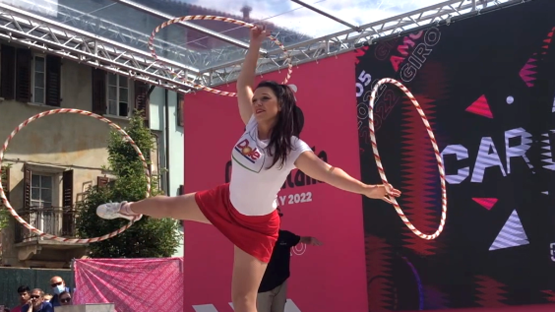 La performer Elisabetta Pizzagalli "regina" della Carovana rosa al Giro d'Italia