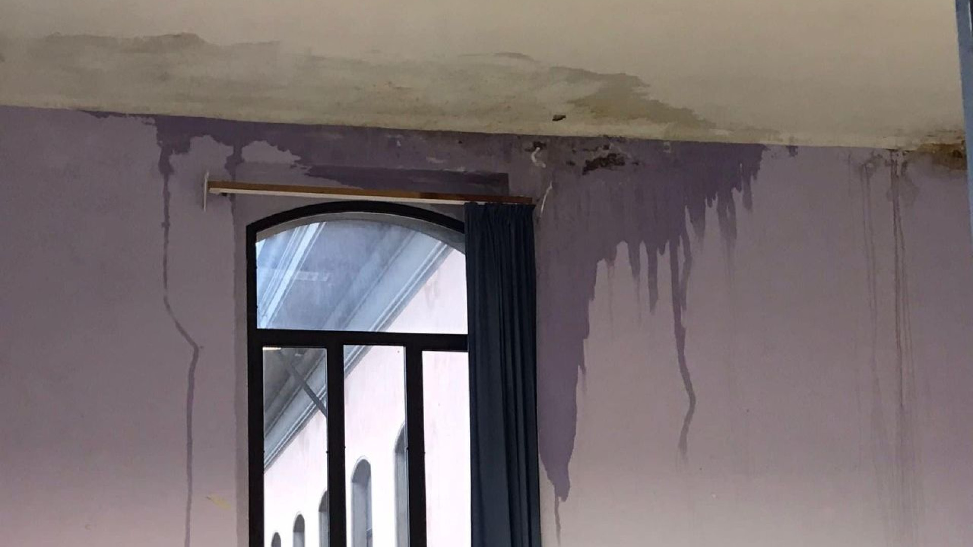 Infiltrazione d'acqua dal tetto alla Faustini. "Segnalata da tempo". Tassi: "Riparato"