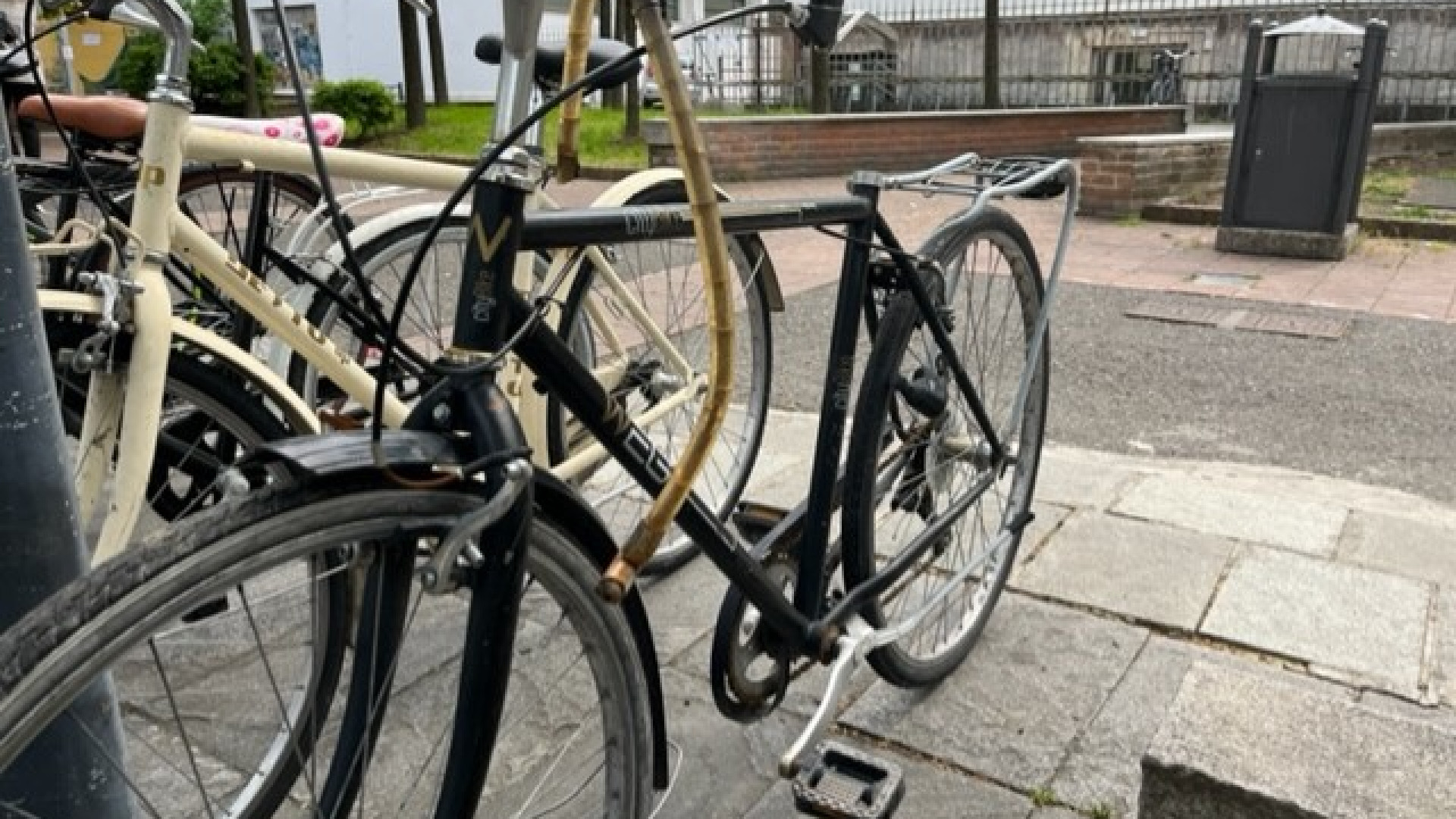 Tagliate le catene e spostate le biciclette per rimuovere due rastrelliere sul Facsal