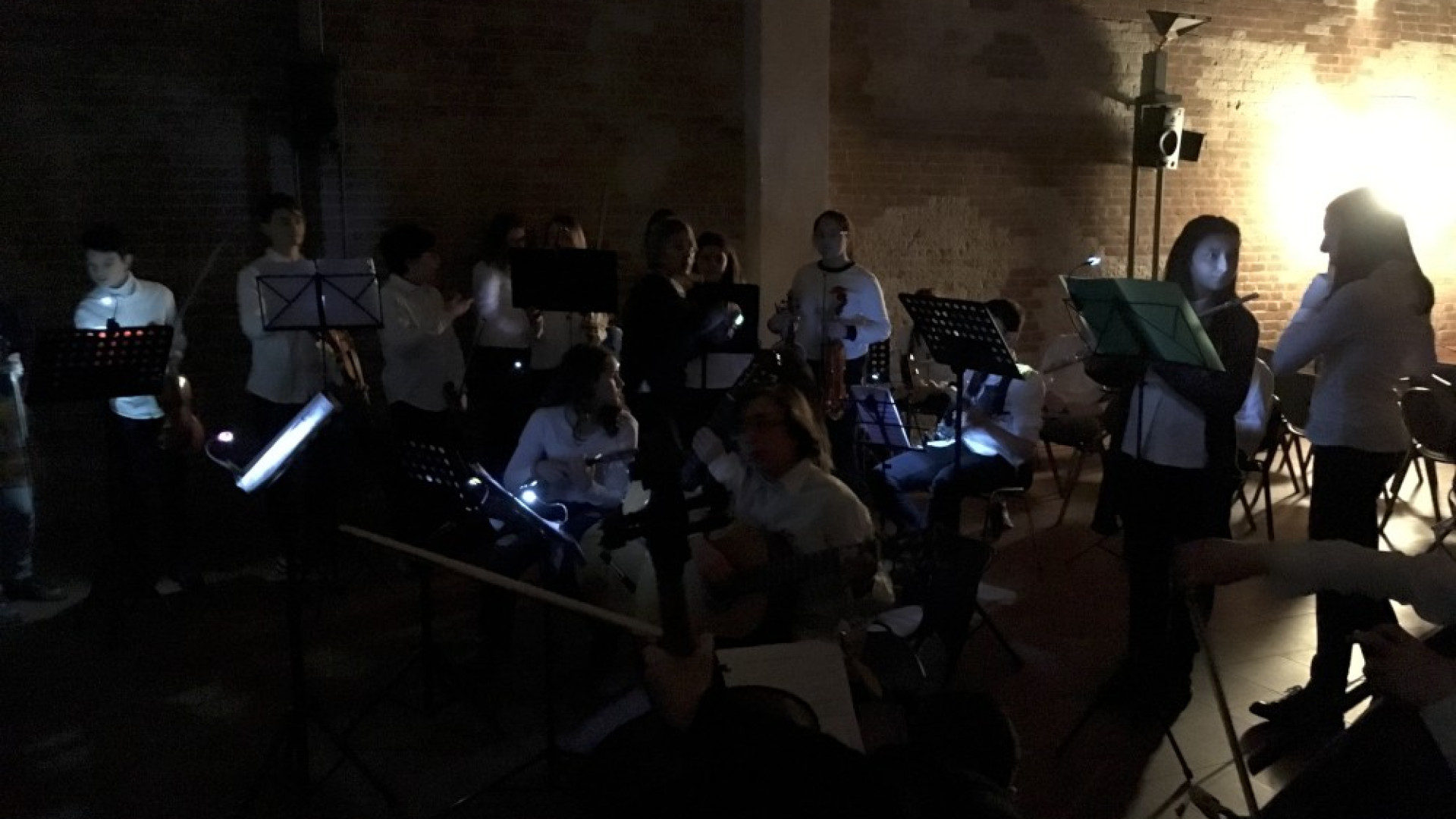 Concerto al buio e "raccolta passi". E' "M'illumino di meno"