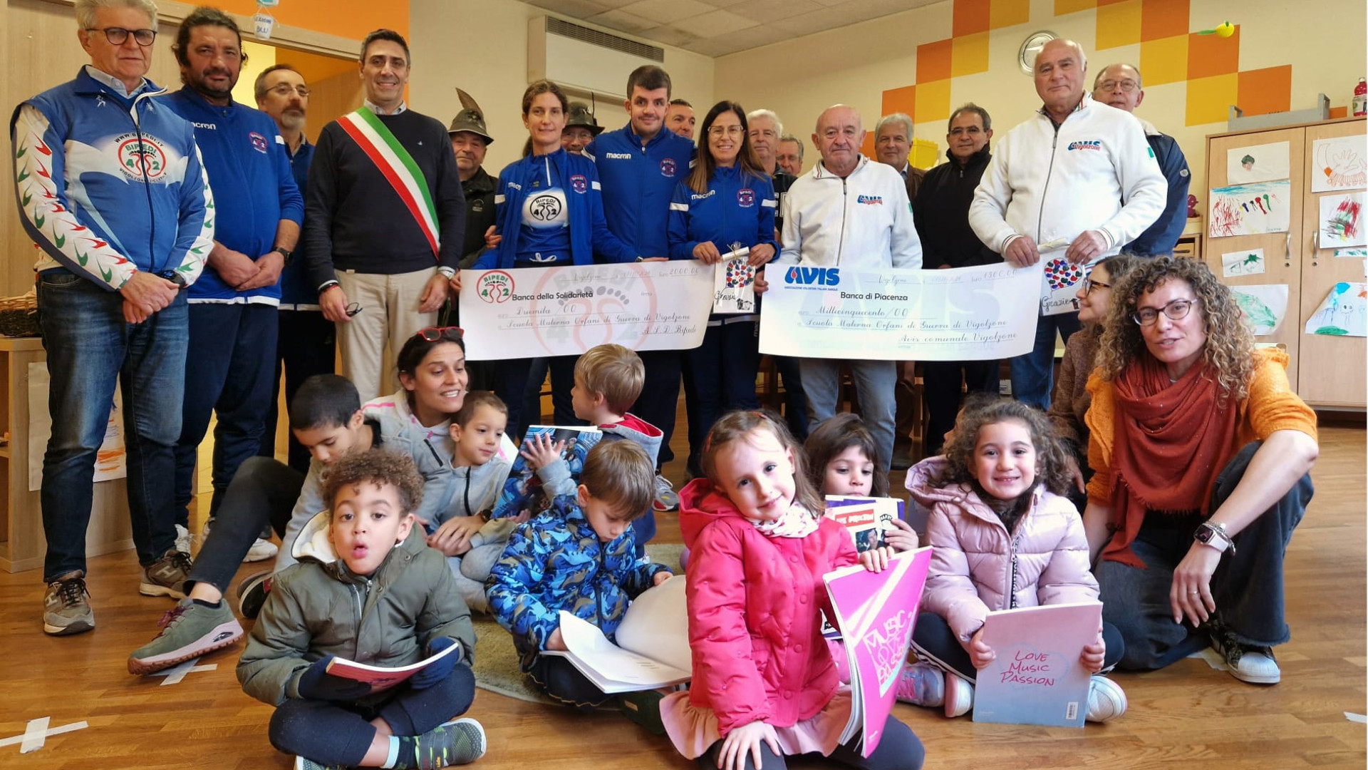 Vigolzone, donazione alla scuola "Orfani di guerra": 3.500 euro da Bipedi e Avis