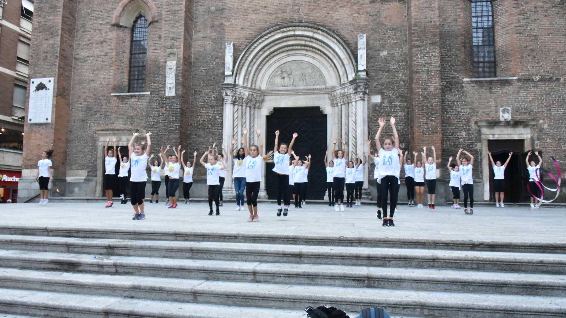 "A Piacenza chiedilo a me": flash mob sul sagrato di San Francesco