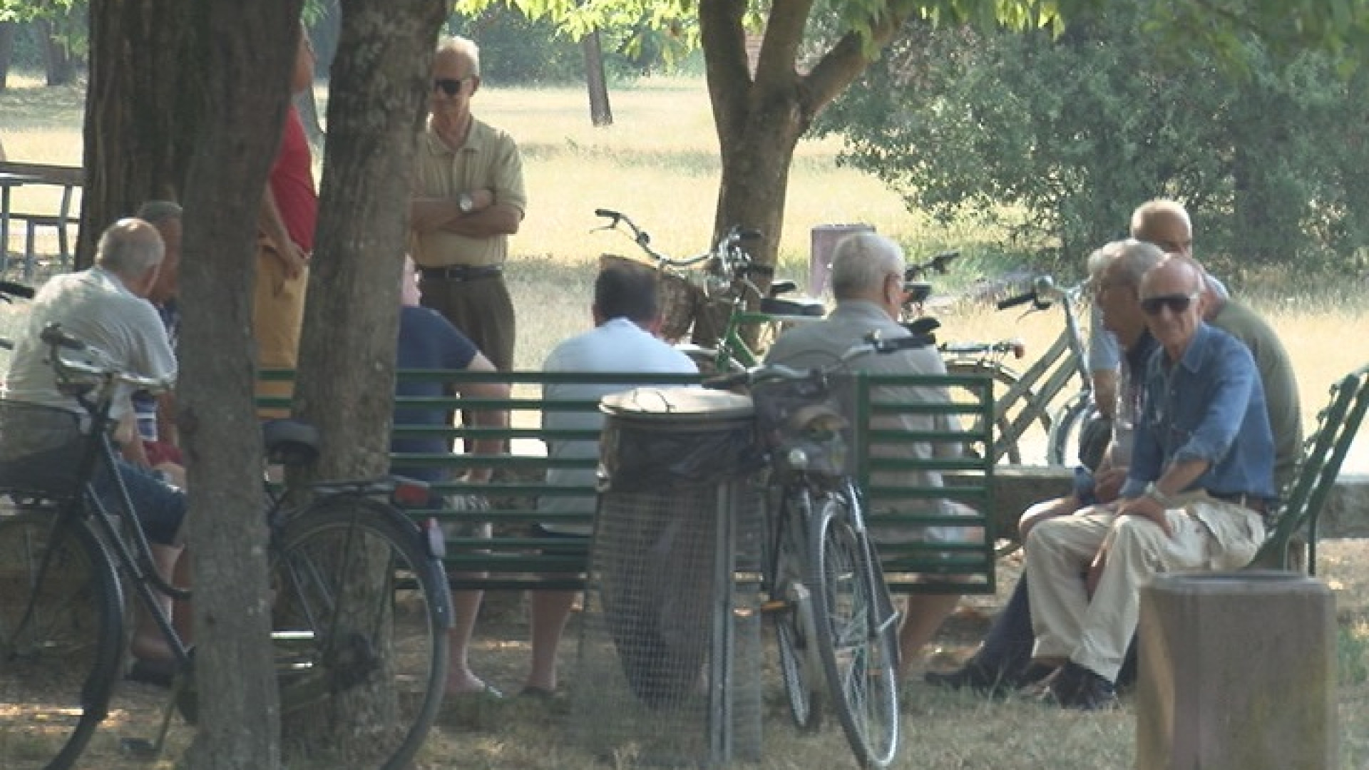 Caldo e afa, molti anziani trovano ristoro al parco della Galleana