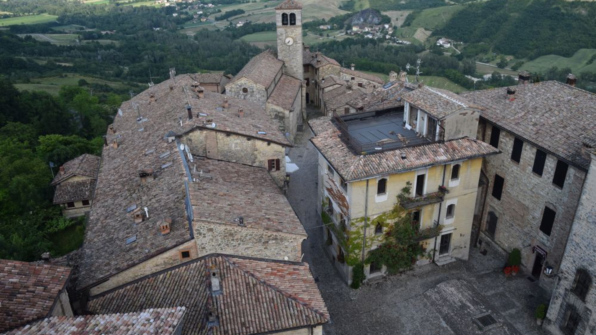 Vigoleno: tornano i turisti, il 24 giugno riapre l'oratorio. Il borgo su una app