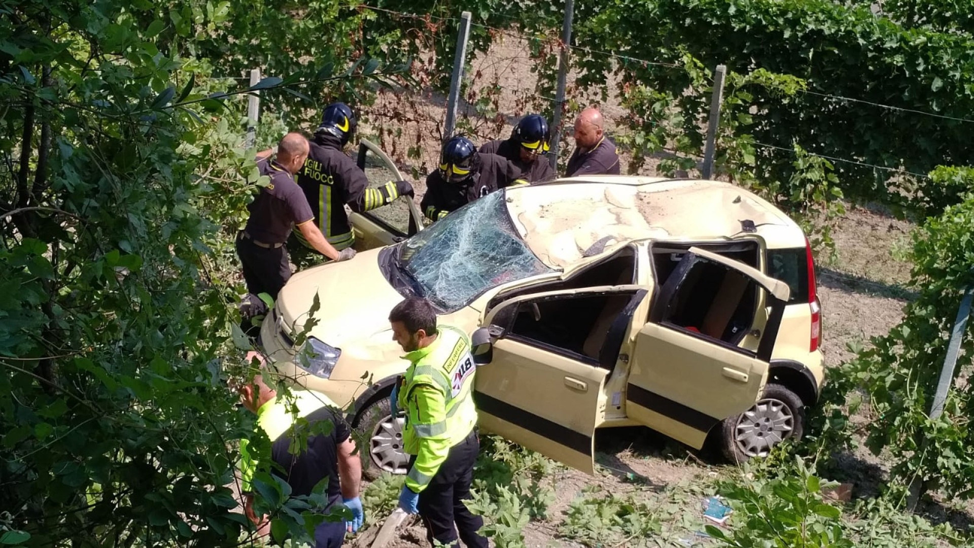 Auto in un vigneto dopo un volo di quattro metri: ferita coppia di coniugi